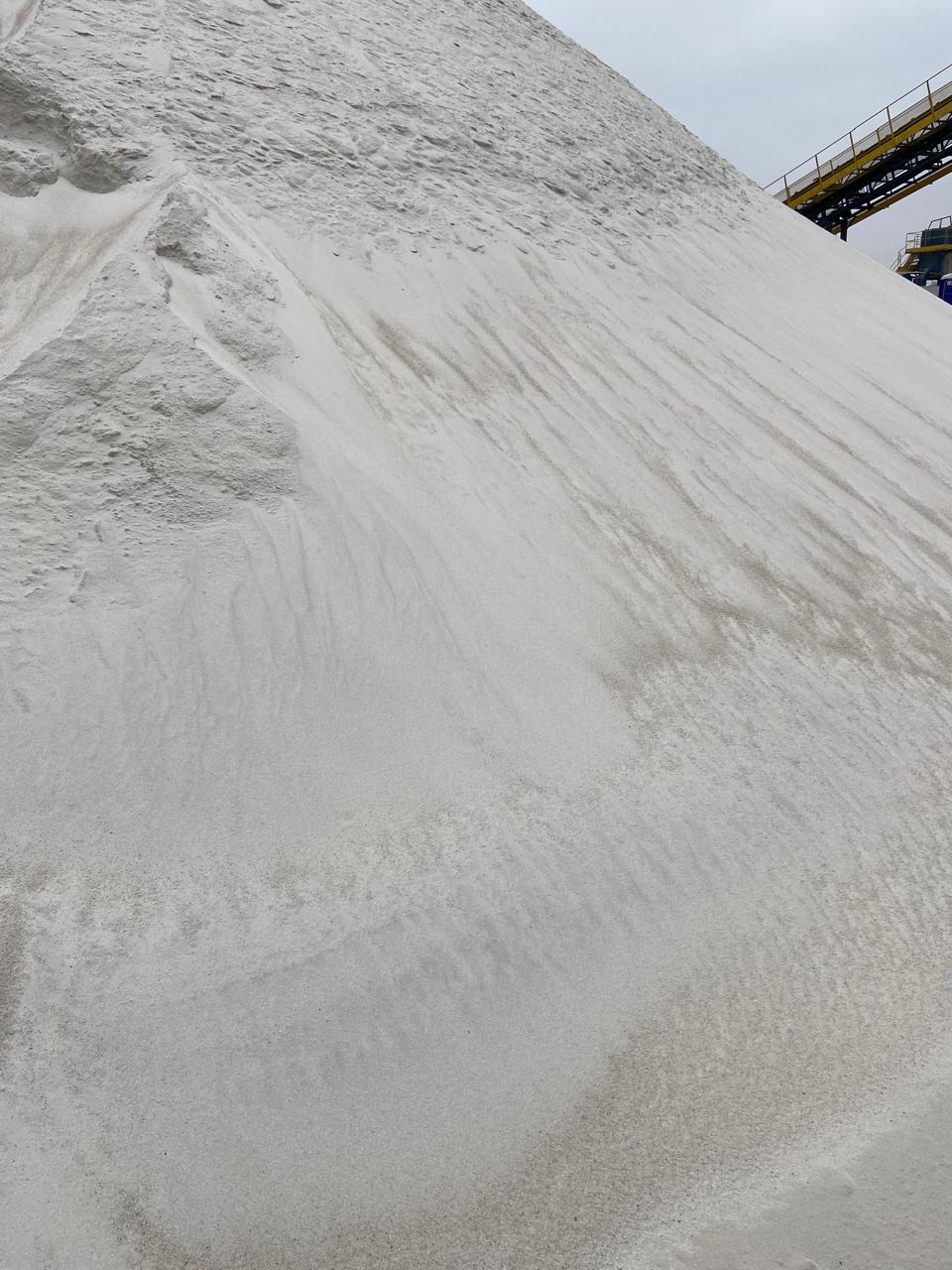Montanha de areia fina lavada em pátio de beneficiamento