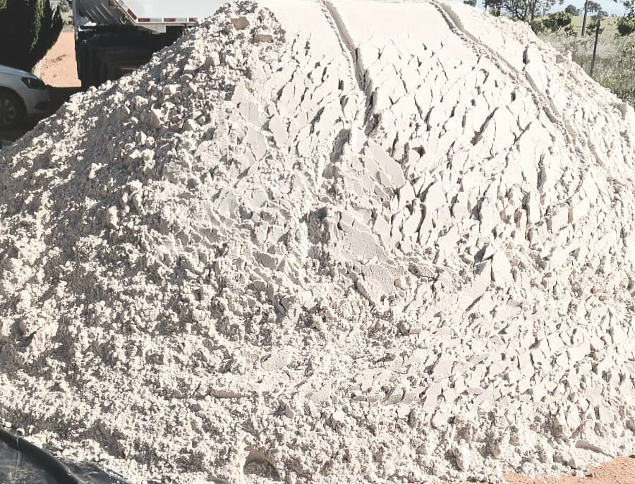 Montanha de areia clara pronta para carregamento