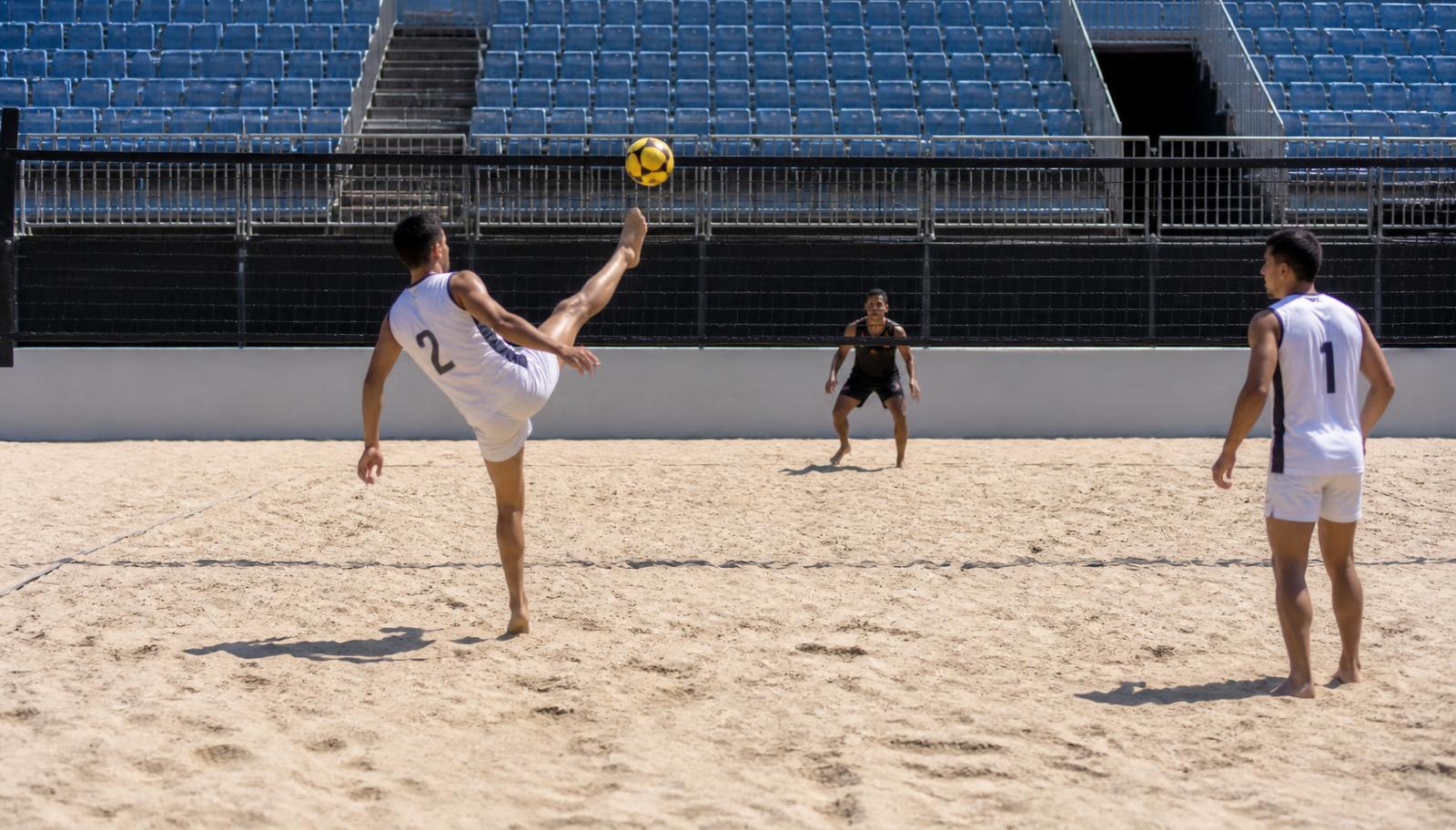 Quadra de futevôlei com areia fina e uniforme